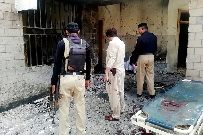 مسؤولون أمنيون باكستانيون يفحصون موقع هجوم انتحاري عند مدخل مستشفى في قرية كوتلان سعيدان